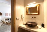 The Nine Graces-Beach Apartment Ilya 80 meters from the beach - Chambres d'hôtes Agios Prokopios
