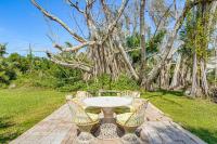 Coastal Escape w/ Yard Near Anna Maria Island - B&B Bradenton