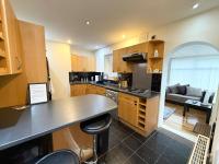 Stylish 4-Bedroom Home with Modern Comforts - Ferienwohnung Derby