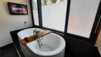 Tucked Away Chalet - Amazing Bathroom - B&B Kingscote