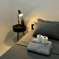 Cozy 2 Bedroom Home in Lucena with AC and Fast WiFi - Chambres d'hôtes Ilayang Dupay