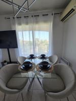 Charming 2 bedroom with sea view, pool and parking - B&B Antibes