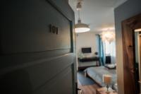 Zimmer mit Kingsize-Bett und Seeblick