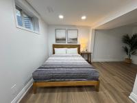 North Barrie !A Stylish and Spacious Private Bedroom with Private Bathroom - B&B Barrie