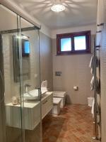 Suite con bañera de hidromasaje y cama grande