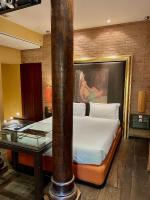 Suite con cama grande y balcón