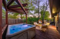 Kay Street Bungalow - Hot Tub Fire Place & Close to Main - B&B Fredericksburg