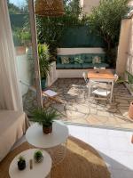 Bright studio with small terrace - B&B Fréjus