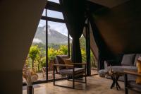 Charming Volcano Retreat w Hot Tub & Deck - B&B La Fortuna