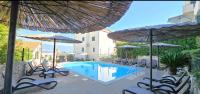 Lovely 2 pool Apt, 350m to beach, 6km from Trogir - Apt Sunny Relax - B&B Slatine