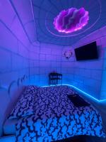 Habitación con cama extragrande y bañera de hidromasaje