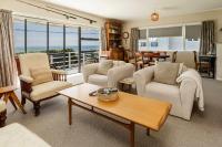 Messenger Magic - classic 5BR Kiwi bach - B&B Oakura