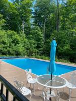 Family friendly place with pool - Bed and Breakfast Penetanguishene