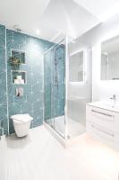 The Kingsmead Loft - Stylish 1BR Top Floor Apt with King or Twin Beds & Free Secure Underground Parking, Central High Wycombe HP13, Sleeps 3 - Chambres d'hôtes High Wycombe