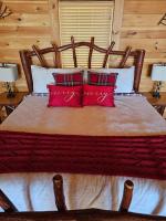 Cardinal Treehouse - B&B Bryson City