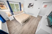 Deluxe One Bedroom Queen with Kitchen and Sofa Bed