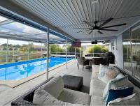 Waterfront 3BR Pool Oasis with Dock, Grill & Lounge - Chambres d'hôtes Cape Coral