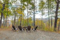 Fun with Family! Mtn-View Gem with Fire Pit in Lenoir - Chambres d’hôtes Hogetown