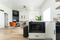 Chic & Spacious Newly Renovated Downtown Retreat 4BR-3BA that Sleeps 10 - B&B Indianapolis