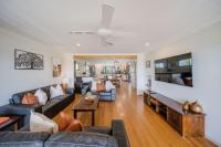 Bayview Beach House - Pet Friendly Holiday Home with a Pool - Holiday Yamba - Chambres d'hôtes Yamba