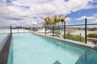 West End 2BR Gem with Rooftop Pool, Balcony & Parking - B&B Brisbane