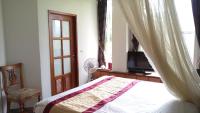 Habitación con cama grande y vistas al jardín