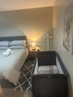 New 4 stars Large prime city center 2 bed 2 bath duplex apartment with free secure parking - Chambres d'hôtes Belfast