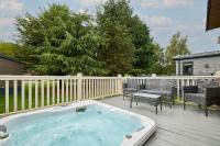 Nightingale Lodge with Hot Tub - Bed and Breakfast Barmby on the Moor