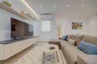 St Julians 3BR Apt Sleeps 6 Central and Stylish - B&B San Julián