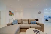 St Julians 3BR Apt Sleeps 6 Central and Stylish - B&B San Julián