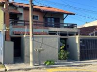 Aconchego e diversão em Peruíbe sobrado com estrutura completa para sua família ar condicionado, churrasqueira ,academia, cervejeira, piscina - Chambres d'hôtes Peruíbe