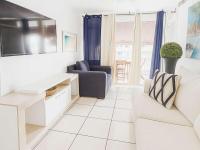 Modern Isla Verde Apt- Beach & Pool near Foxwoods - B&B San Juan