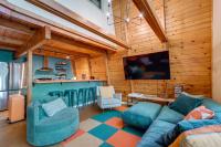 Charming Pinecrest Cabin with Private Deck - B&B Strawberry