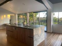 Spacious tree house with stunning harbour views - B&B Auckland