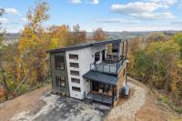 Sunshine Ridge Stays - Luxury cabin with Rooftop, Indoor Pool, Game Room & Hot Tub - Chambres d'hôtes Sevierville