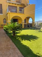 Beautiful apartment with gardens - sea and mountain views - B&B Isla Plana