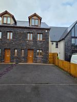 Luxury 3 Bedroom Welsh Valley Retreat With Superfast Wifi - B&B Tredegar