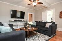 The Bulldog Farmhouse - 100 year old home - B&B Athens
