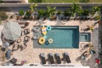 Poolside Palm Hideaway - Heated Pool, Hot tub, Games & FUN! - B&B St. Petersburg