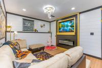 Romantic Retreat with Hot tub, Sauna, Rooftop Firepit - B&B South Bloomingville