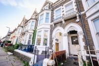 Cozy Cardiff Studio - City Center Gem with Patio - B&B Cardiff