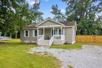 3BR Retreat with King Suite and Pet-Friendly with Fully Fenced Yard - Chambres d'hôtes New Bern