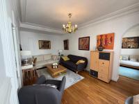 Yzy-Loc Paris Champs Élysées Porte Maillot - B&B La Celle-sous-Gouzon