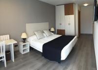Habitación con cama grande y balcón