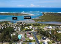 Coastal Townhouse, Walk Everywhere - Bed and Breakfast Urunga