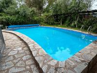 Hillside Retreat with Pool - B&B Flagstaff Hill