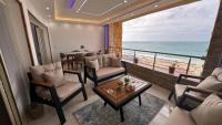 Chalet Ultra Lux,Direct sea view,2 bedrooms,for families, with passes for Gates all year and 5 pass to private beach from May till end of October Maamoura Beach شاليه الترا لوكس صف اول غرفتين و صاله مع كارنيهات شاطىء خاص من مايو لاخر اكتوبر للعائلات - Chambres d'hôtes Alexandrie