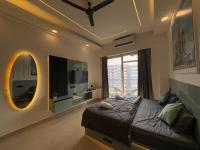 Kremlin Luxury Studios - Bed and Breakfast Ghāziābād