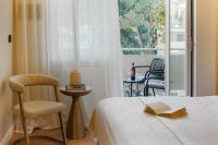 Zimmer mit Queensize-Bett und Balkon