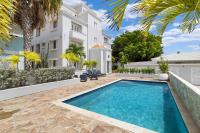 The Shores 3 with sea views beautiful sunsets and a breezy balcony - B&B Kralendijk